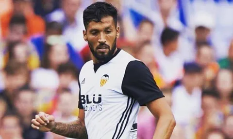 CHÍNH THỨC! La Liga toang mạnh, cầu thủ đầu tiên dương tính COVID-19