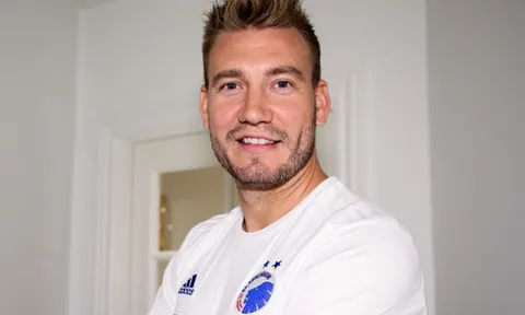 CHÍNH THỨC: 'Lord' Bendtner có đội bóng mới, lấy luôn số áo huyền thoại