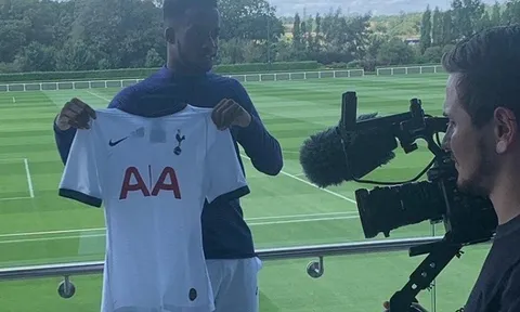 CHÍNH THỨC! Tottenham đón tân binh thứ 3 - "cơn lốc biên trái"