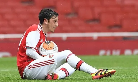 Chịu 'trả góp' lương, Arsenal sẽ tống khứ được Ozil
