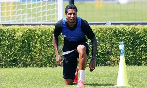CHOÁNG! Ashley Young lộ hình ảnh cực sốc sau khi rời M.U