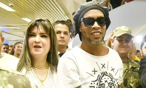 CHOÁNG! Đang ngồi tù, Ronaldinho liên quan thêm tội rửa tiền
