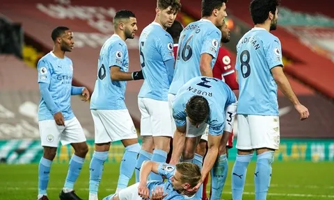 CHOÁNG! Dias tóm cổ sao Man City nằm trên sân, lôi qua 1 bên
