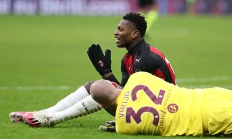 CHOÁNG! Đối phương "đấu vật" lộ liễu, Milan mất penalty + nhận thẻ đỏ