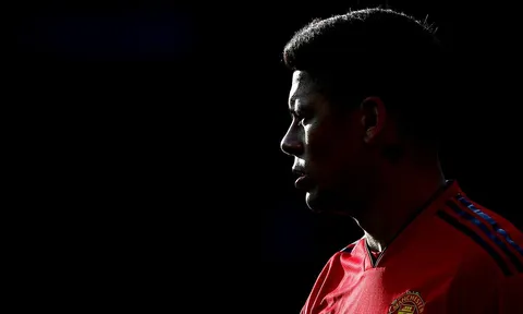 CHOÁNG! 'Kẻ dư thừa' Man Utd hút thuốc phì phèo, tụ tập đánh bài giữa mùa dịch