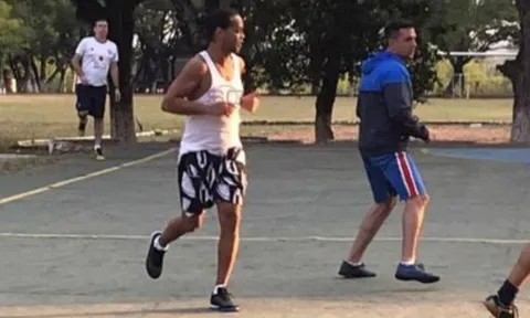 CHOÁNG! Ronaldinho ghi 5 bàn, vô địch giải futsal trong tù