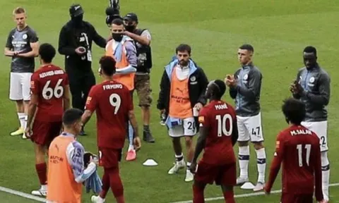 CHOÁNG! Sao Man City làm điều không thể tin nổi khi xếp hàng đón Liverpool