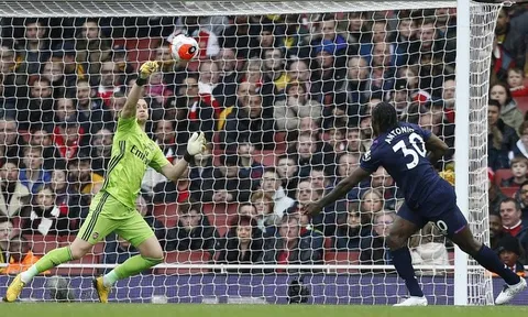 CHOÁNG! Thủ thành Arsenal nhanh như "điện xẹt", một tay cản bàn thắng mười mươi