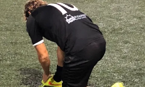 CHOÁNG! Tuổi 43, Totti khiến CR7 hổ thẹn khi đá phạt kiểu "xúc thìa"