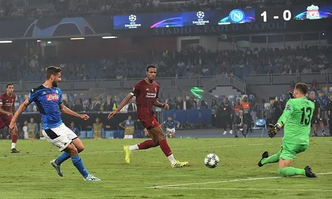 CHOÁNG! Van Dijk gây sửng sốt, tạo "cú lừa" kiến tạo cho đối thủ sút tung lưới Liverpool
