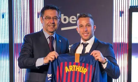 Chủ tịch Barca: “Chúng tôi phải bán cậu ta vì cậu ta muốn được tăng lương”