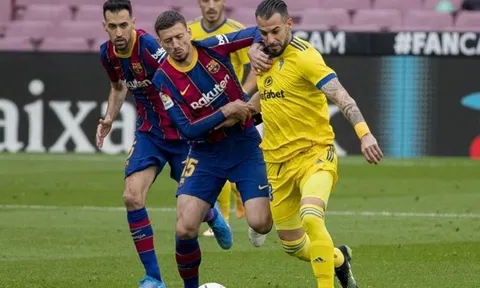 Bị CĐV công kích dữ dội, 'tội đồ' Barcelona lộ hình ảnh nhói lòng