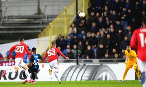Biến Romero thành 'gã hề', sao Club Brugge tiện tay chặn đứng M.U