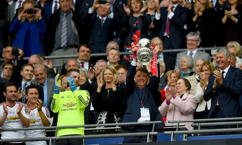 Còn ai nhớ người giúp M.U giành danh hiệu đầu tiên thời 'hậu Sir Alex'