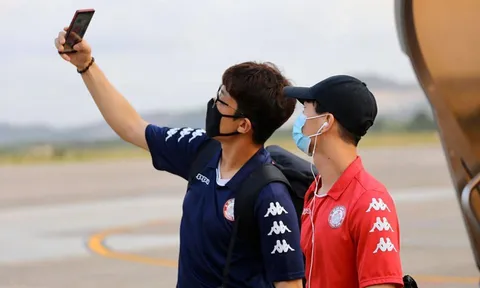 Công Phượng tạo kiểu "selfie", CLB TP.HCM "diện" khẩu trang trên đường đến Quảng Nam