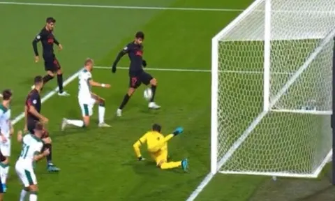 CHOÁNG! 'Quái thú' hóa chân gỗ, Champions League xuất hiện pha bỏ lỡ của năm