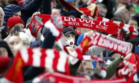 COVID-19 hoành hành, fan Liverpool: "Nó sẽ lấy đi chiếc cúp của chúng tôi!"