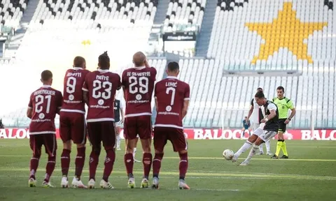 CR7 san bằng kỷ lục 60 năm của Juventus