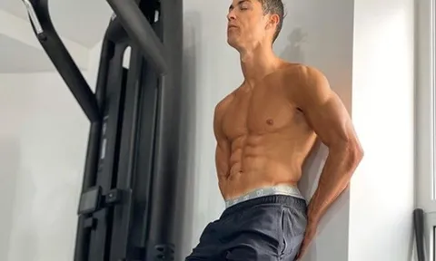 Không đá bóng, Ronaldo lôi 2 con ra làm tạ