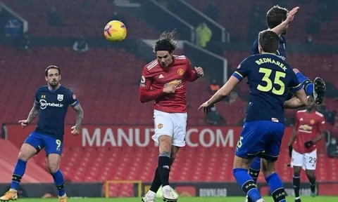 Cú đánh đầu chuẩn mực của Cavani, hàng thủ Liverpool chết lặng và những hình ảnh ấn tượng nhất