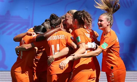Cuốn phăng Ý, 'Cơn lốc màu da cam' giành vé vào bán kết World Cup