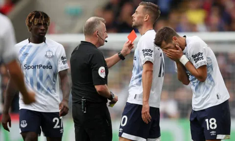 Cựu sao Man United nhận thẻ đỏ, Everton gây thất vọng ngày khai màn