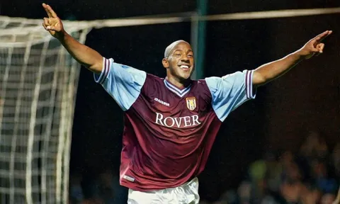 Cựu tiền đạo Aston Villa: "Rooney nói tôi là trung vệ số 1"