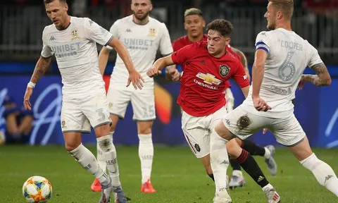 M.U hủy  diệt, James & Wan-Bissaka + 'Tiểu Persie" = đặc sản thời Sir Alex
