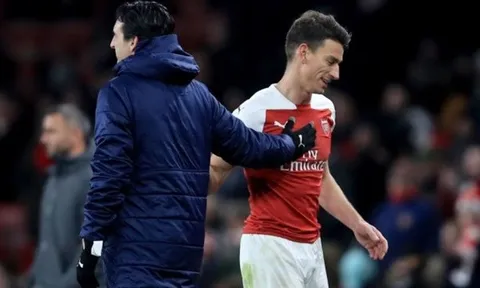 Giữa ồn ào tương lai, Koscielny bất ngờ "lôi" Arsene Wenger vào cuộc
