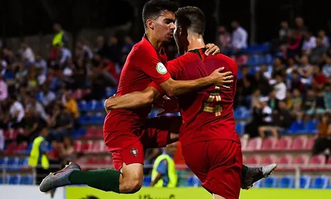 Đàn em Cristiano Ronaldo vùi dập tan nát Azzurrini