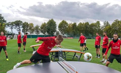 Dàn sao AC Milan thể hiện tài năng với môn... bóng bàn