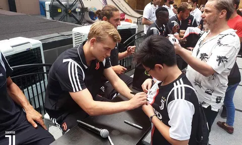 Dàn sao Juventus 'gây bão' khi đến Singapore