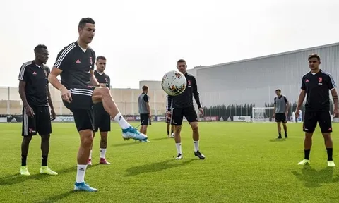 Dàn sao Juventus "lặng người" khi nhìn Ronaldo phô diễn kỹ thuật