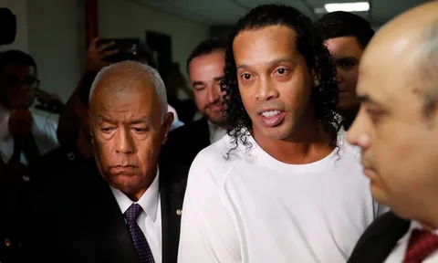 Dâng 1,4 triệu euro cho nhà tù, Ronaldinho vẫn dở khóc dở cười