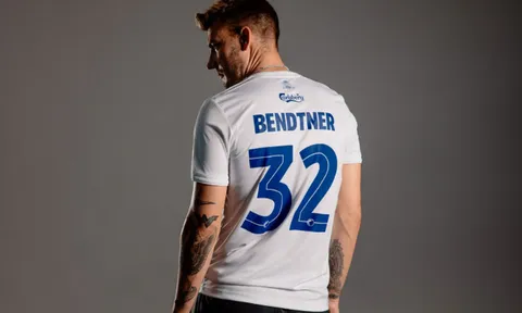 Đẳng cấp của 'Lord' Bendtner, bán sạch áo đấu chưa đầy 1 ngày