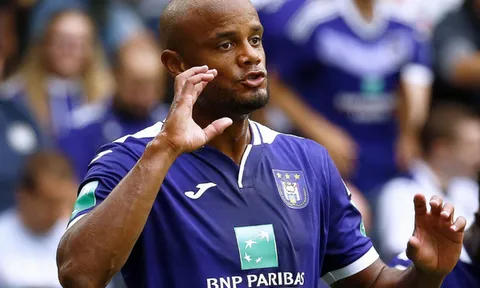 Đang yên đang lành, huyền thoại Man City ra sân 'khiến' đội nhà ra quân tệ hại
