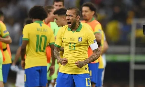 Tỏa sáng tại Copa America, Alves xuất sắc hơn cả huyền thoại Cafu?