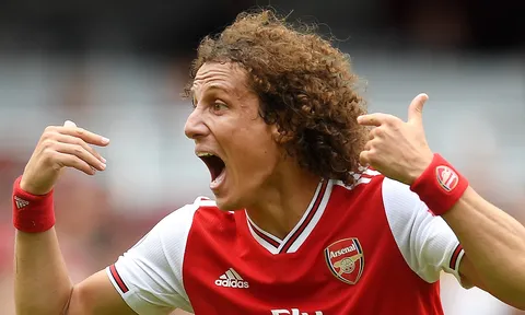 "Đừng chạm vào anh ta!" - Khán giả Arsenal lo sợ tột độ với David Luiz