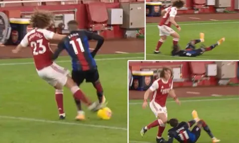 David Luiz cục súc, "tặng" Zaha combo quét trụ + thúc đầu gối vào mặt