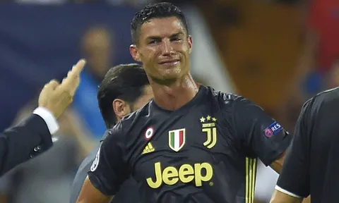 Đây! Cái giá đắt mà Ronaldo phải trả sau khi nhận thẻ đỏ ở C1