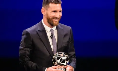 Đây, phản ứng khó tin của Ronaldo khi bị Messi qua mặt giành giải!