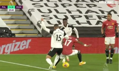 Fred bị "cướp quả pen", fan Man Utd đồng loạt gọi hồn Klopp