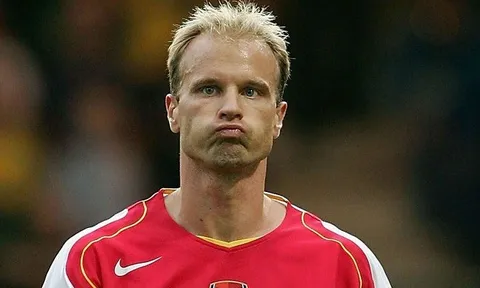 Vào ngày này, Dennis Bergkamp ghi bàn thắng kinh điển