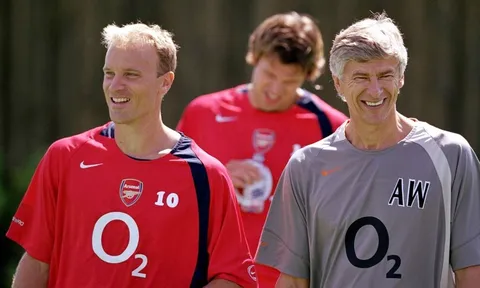 Dennis Bergkamp - nhà vô địch bất bại của Wenger