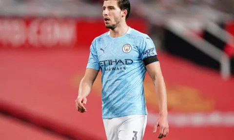 Pep Guardiola gửi lời nhắn đến các học trò, chỉ ra nhân tố nổi bật của hàng thủ Man City sánh ngang Van Dijk
