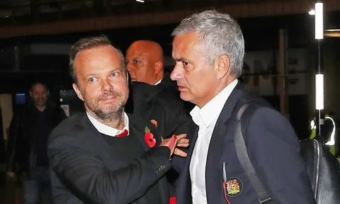 Điên rồ! Ed Woodward hạ mình, 'nghe lời' Mourinho mua 3 sao cho M.U