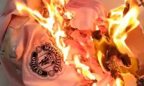 Điên rồ! Ed Woodward mua sắm như trò đùa, CĐV M.U tức giận đốt áo