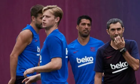 Trước 99.000 NHM, Suarez có một hành động khiến hàng thủ Arsenal ngỡ ngàng