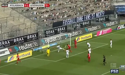 Khung thành mở toang, sao Bundesliga bỏ lỡ tình huống kinh điển