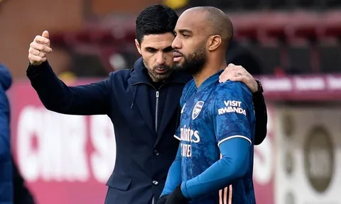 Tiền đạo Arsenal bị chỉ trích vì "diễn quá sâu"